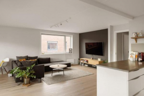DINBNB APARTMENTS l 15min to C Station l Huge Social Space l Balcony